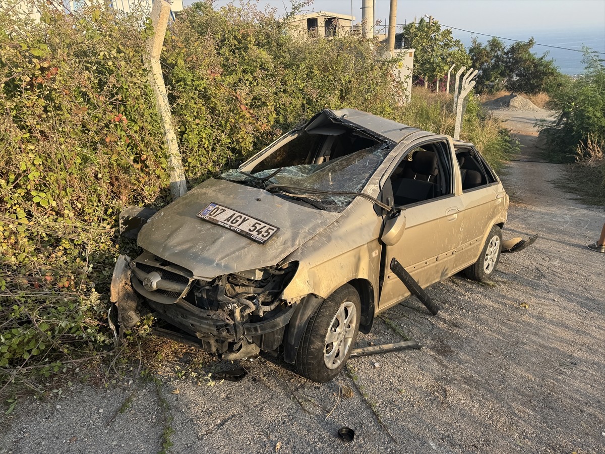 Antalya'nın Alanya ilçesinde şarampole devrilen otomobilin sürücüsü yaralandı.
