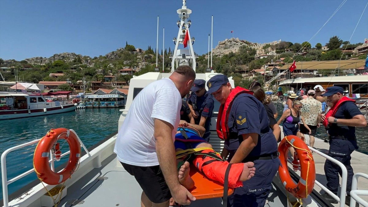 Antalya'nın Demre ilçesinde araçla ulaşımı olmayan Kaleköy'de düşerek yaralanan kişi, Sahil...