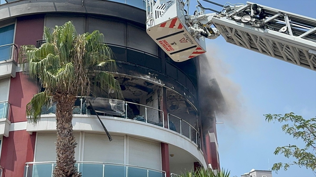 Antalya'nın Konyaaltı ilçesinde 4 katlı apartmanın üçüncü katında çıkan yangında dumandan...
