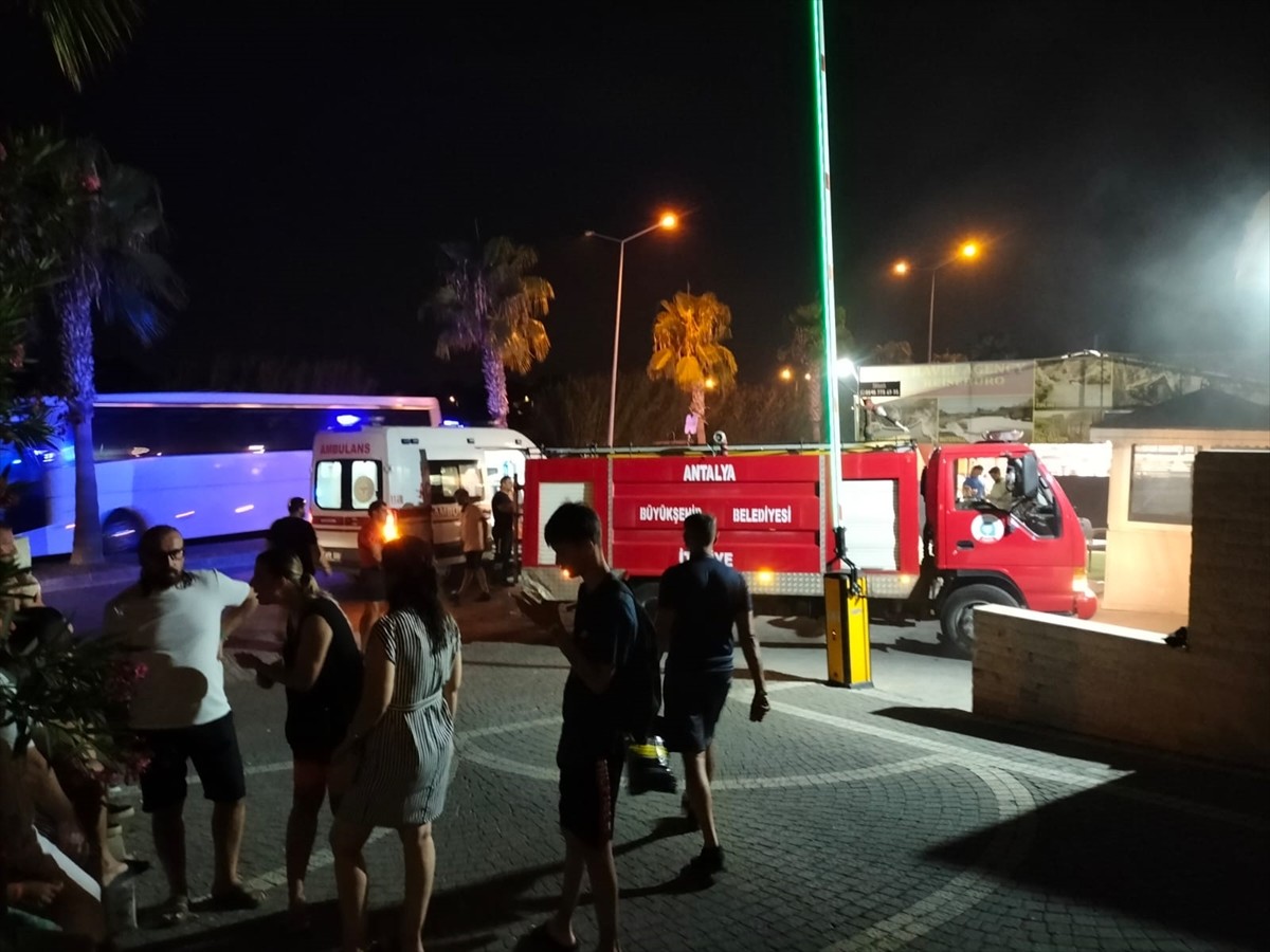 Antalya'nın Manavgat ilçesinde 5 yıldızlı bir otelin mutfağında çıkan yangında bir kişi dumandan...