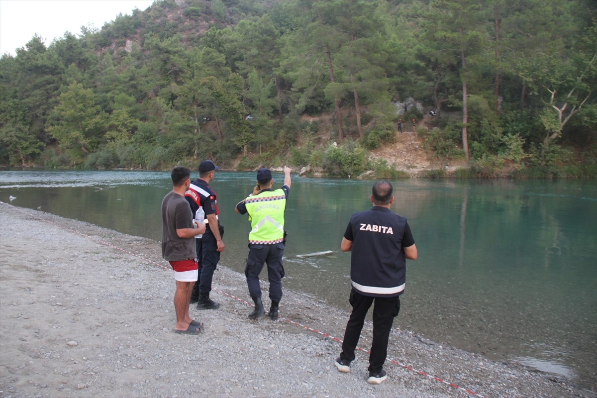 Antalya'nın Serik ilçesinde serinlemek için ırmağa giren genç boğuldu. Ekipler bölgede çalışma...