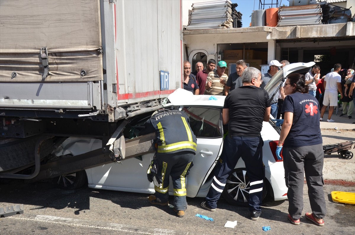 Antalya’nın Serik ilçesinde otomobilin park halindeki tıra çarpması sonucu 4 kişi...