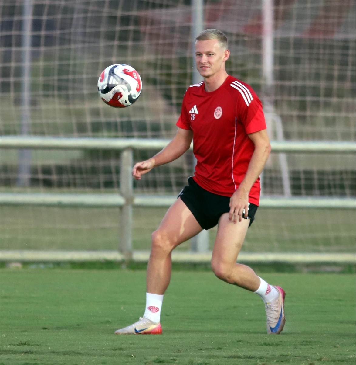 Antalyaspor, Süper Lig'deki 1200. golüne yeni transferi Belçikalı hücum oyuncusu Nikola Storm ile...