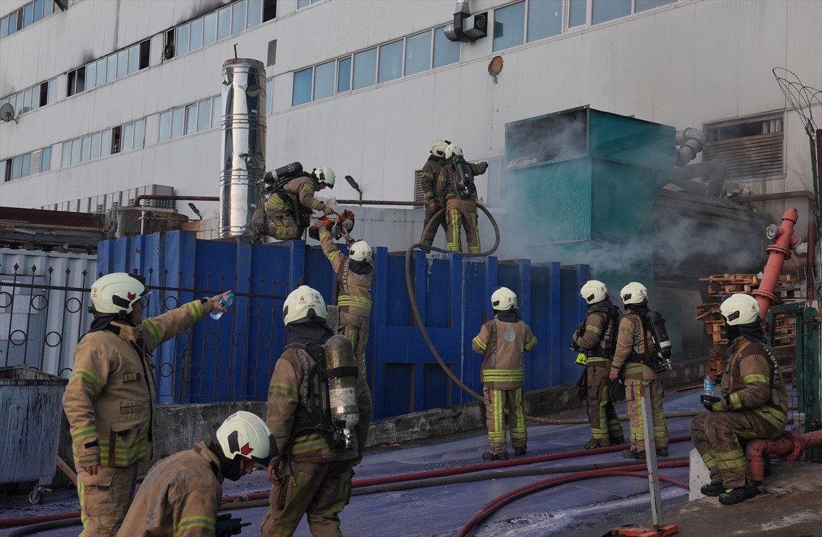 Arnavutköy'de 4 katlı fabrikada çıkan yangına itfaiye ekipleri müdahale ediyor.