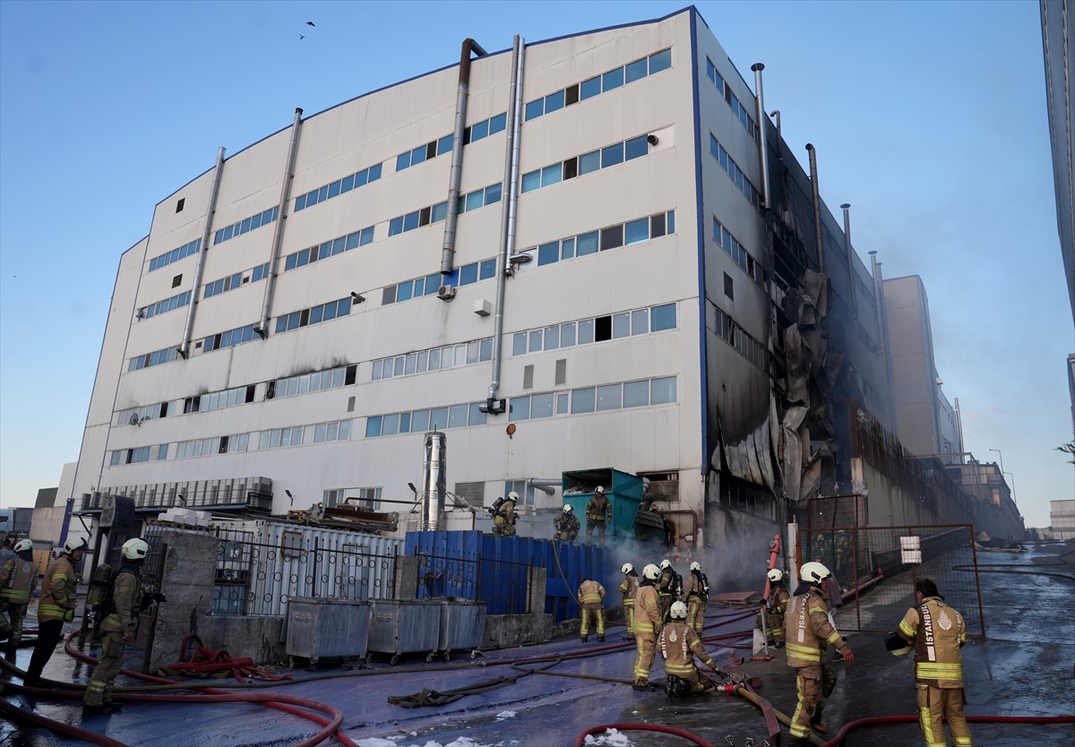 Arnavutköy'de 4 katlı fabrikada çıkan yangına itfaiye ekipleri müdahale ediyor.