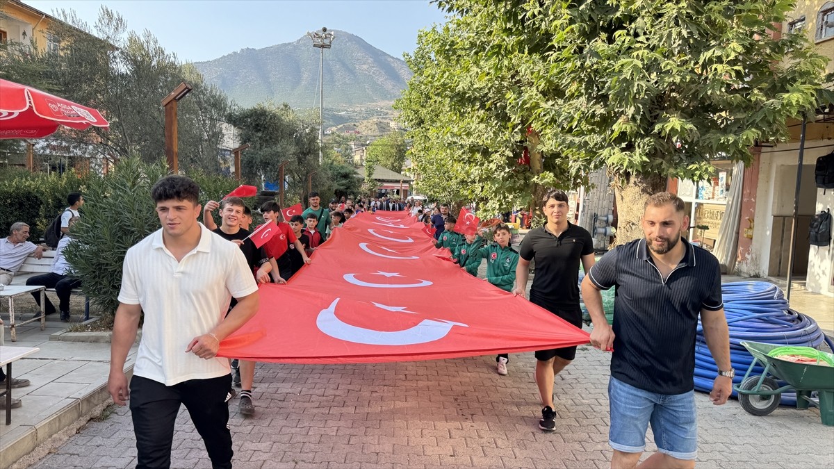 Artvin'de bu yıl dördüncüsü gerçekleştirilen "Ardanuç Kültür Sanat Festivali" kortej yürüyüşüyle...