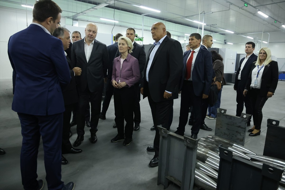 Avrupa Birliği (AB) Komisyonu Başkanı Ursula von der Leyen (sol 3), Bulgaristan’ın Sopot şehrinde...