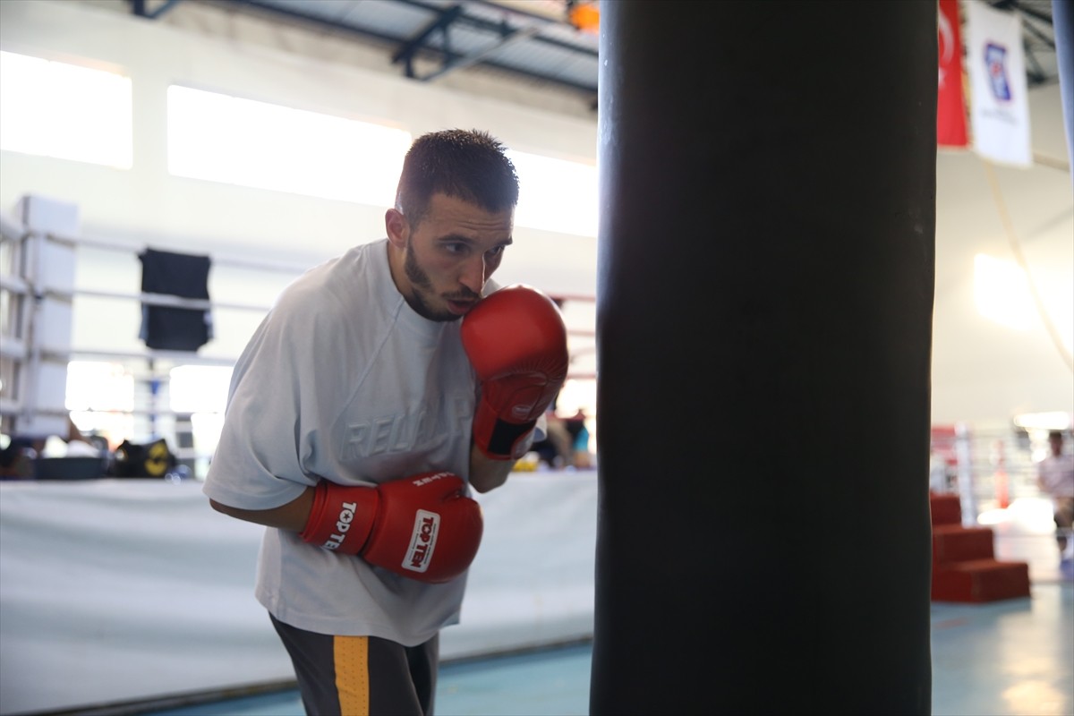 Avrupa şampiyonu milli boksör Samet Gümüş, 2025 Dünya Boks Şampiyonası'ndan altın madalya ile...