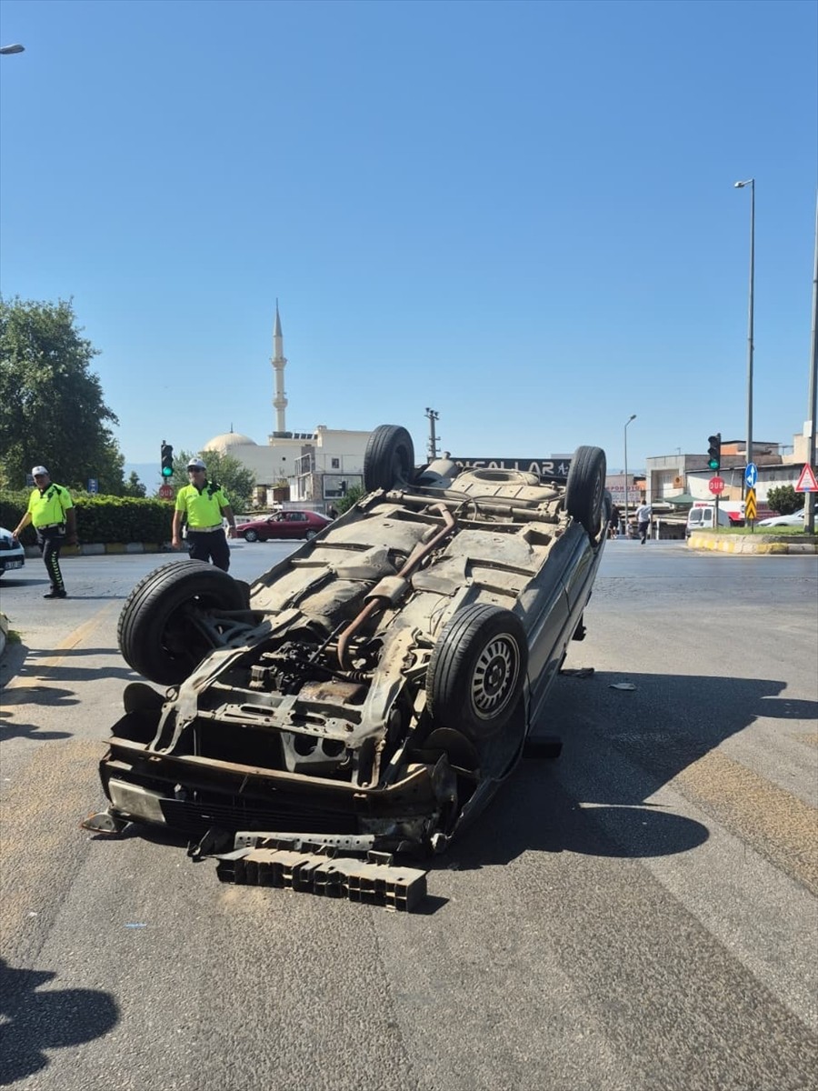 Aydın'ın Efeler ilçesinde otomobilin devrilmesi sonucu 2 kişinin yaralandığı kaza anı Kent...