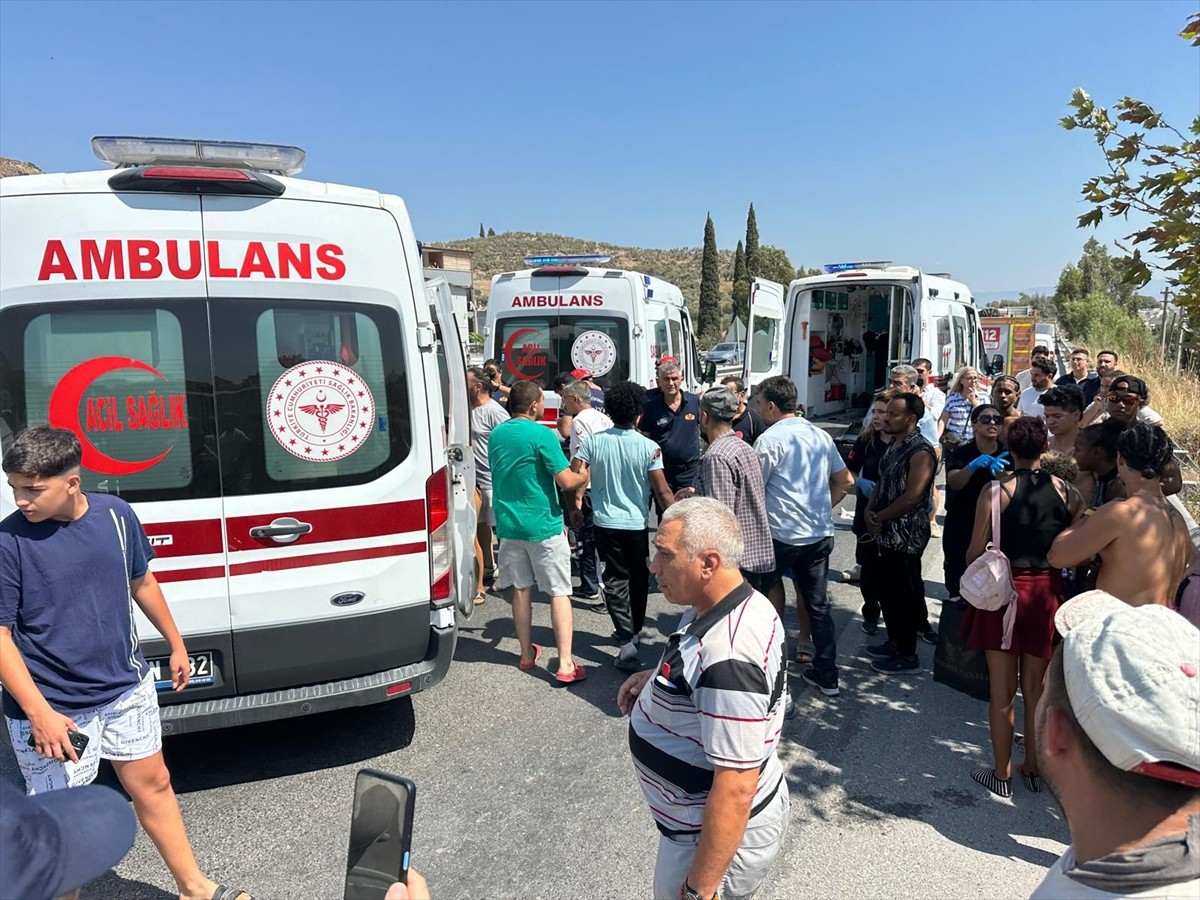 Aydın'ın Kuşadası ilçesinde yabancı turistleri taşıyan minibüsün devrilmesi sonucu 7 kişi...