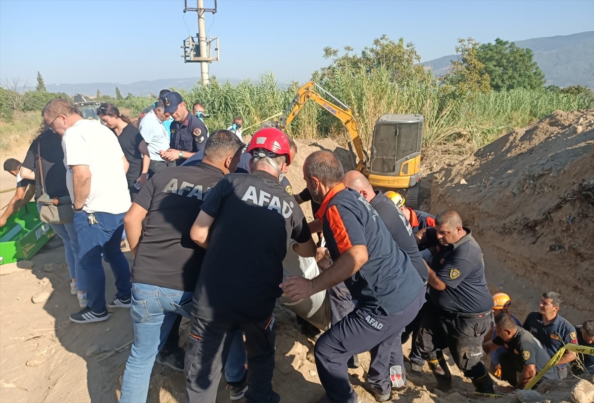 Aydın'ın Kuyucak ilçesinde arazilerinde su hattı açmak isterken göçük altında kalan kişi hayatını...