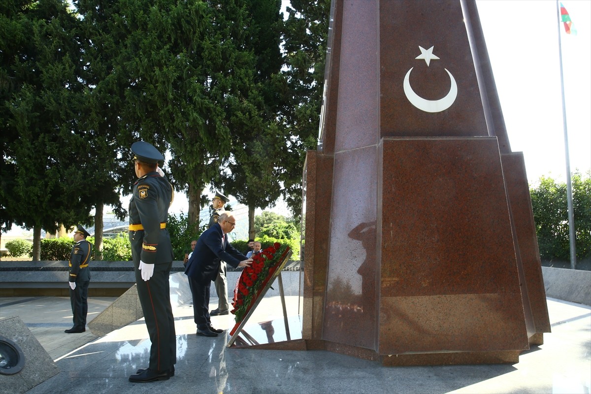 Azerbaycan'ın başkenti Bakü'deki Türk Şehitliği'nde 30 Ağustos Zafer Bayramı ve Türk Silahlı...