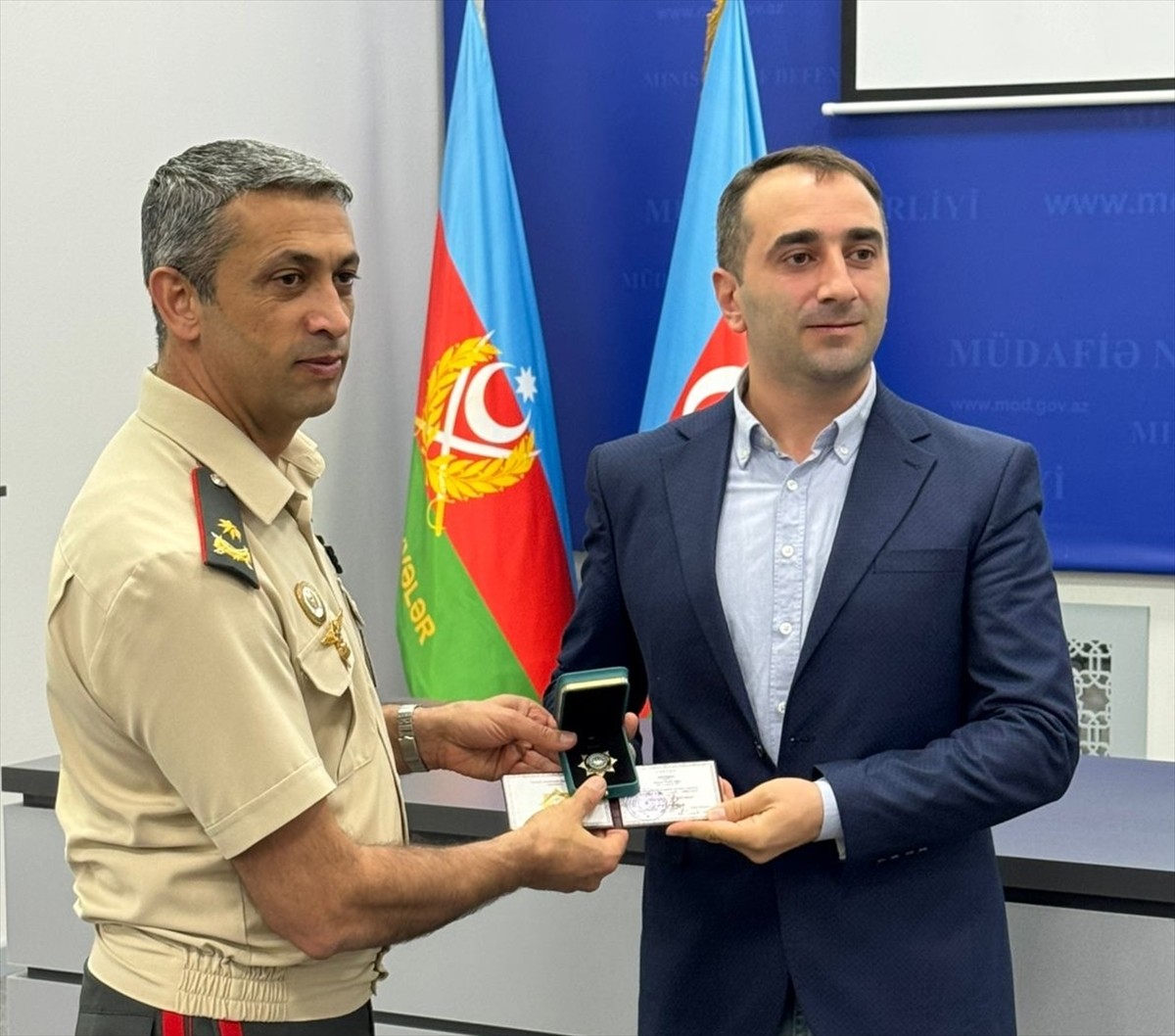 Azerbaycan Savunma Bakanı Zakir Hasanov, Anadolu Ajansı (AA) Azerbaycan muhabirleri Ruslan Rehimov...