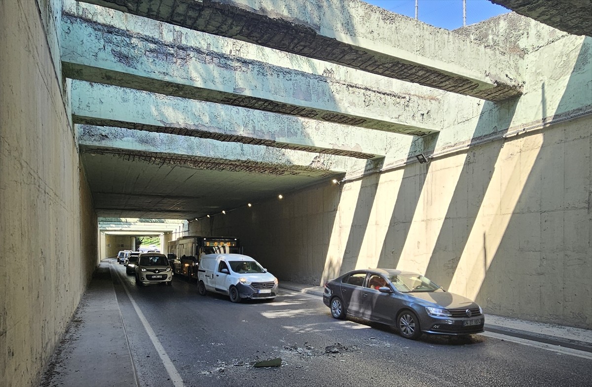 Bağcılar'da alt geçitte düşen beton parçaları trafiği tehlikeye düşürürken, bazı araçlarda da...