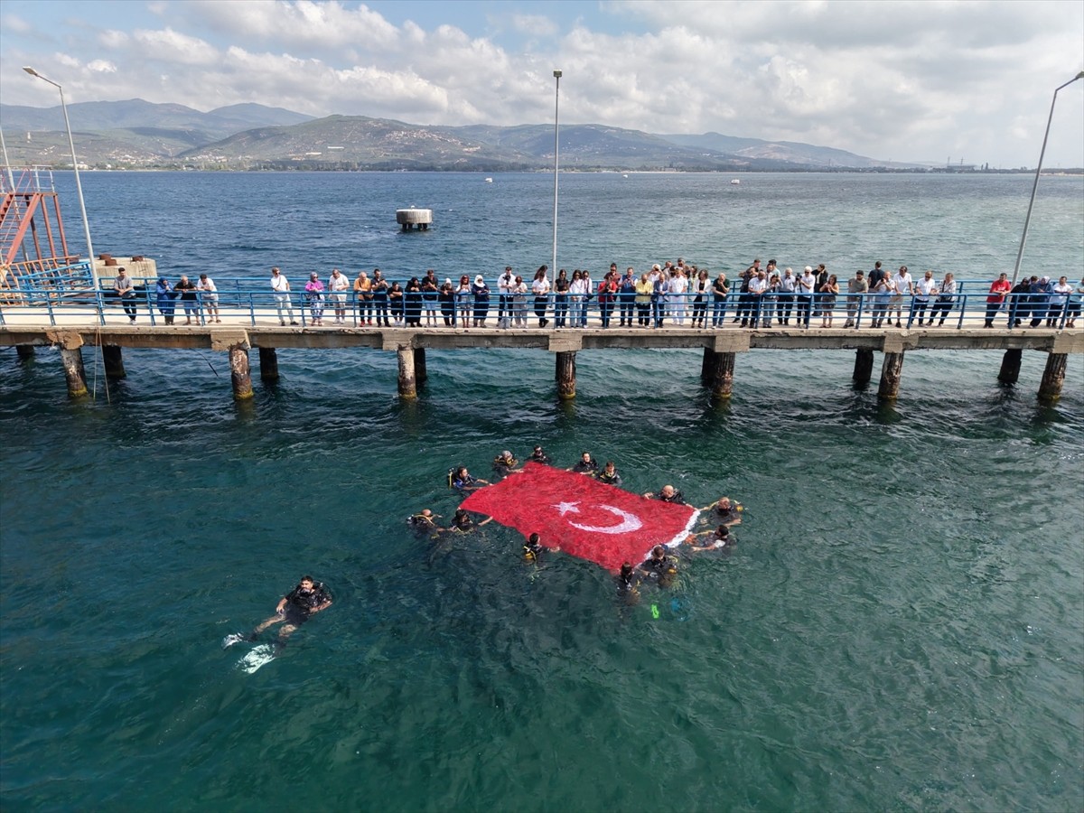 Bağcılar Belediyesi Su Altı ve Su Üstü Sporları Kulübünün engelli öğrencileri, 30 Ağustos Zafer...