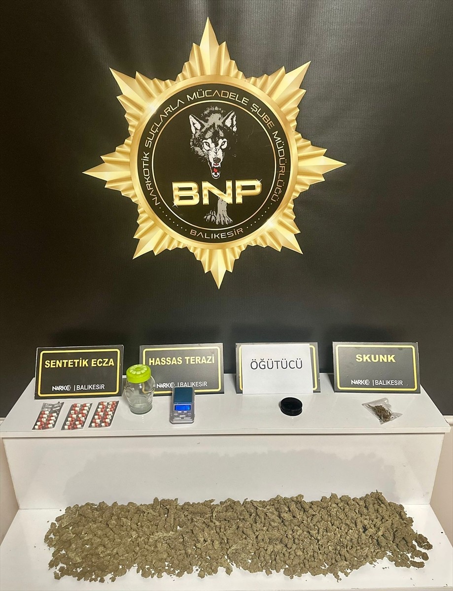Balıkesir'de düzenlenen iki ayrı uyuşturucu operasyonunda, farklı türlerde yüklü miktarda...