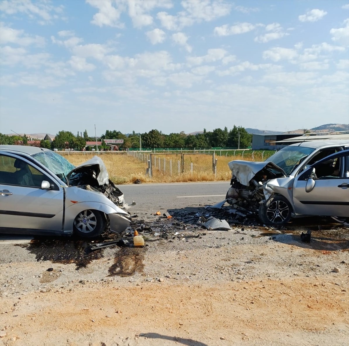 Balıkesir'in Altıeylül ilçesinde iki otomobilin çarpıştığı kazada 1 kişi hayatını kaybetti, 1 kişi...