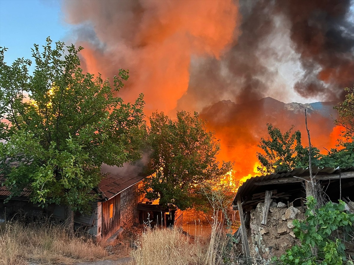 Balıkesir'in Bigadiç ilçesinde çıkan yangında 15 ev kullanılamaz hale geldi.