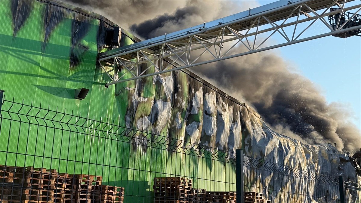  Balıkesir'in Gönen ilçesinde faaliyet gösteren süt ürünleri fabrikasında çıkan yangına müdahale...