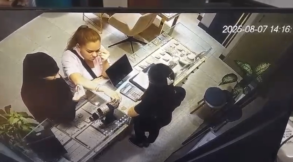 Balıkesir'in Karesi ilçesinde, kuyumcuda "tırnakçılık" yöntemiyle yapılan hırsızlık anı güvenlik...
