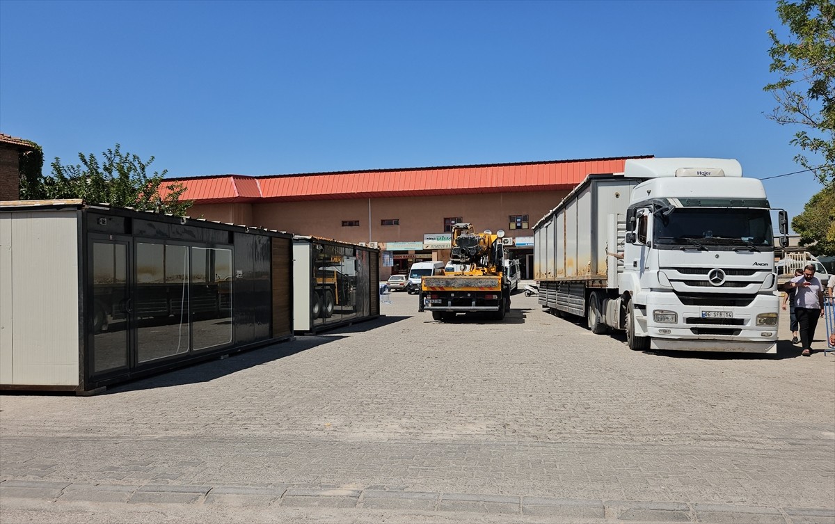 Balıkesir'in Sındırgı ilçesinde 6,1 büyüklüğündeki depremin ardından iş yerleri hasar gören ve...