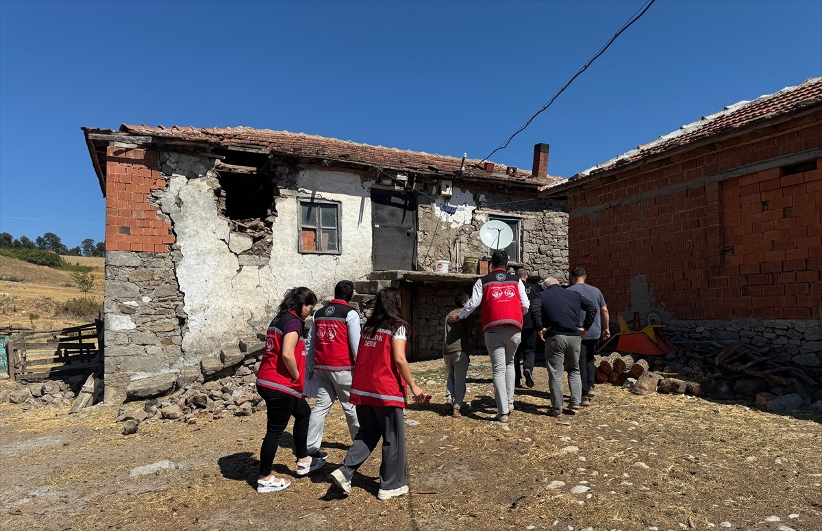 Balıkesir'in Sındırgı ilçesinde dün meydana gelen 6,1 büyüklüğündeki deprem sonrası, Manisa'da...
