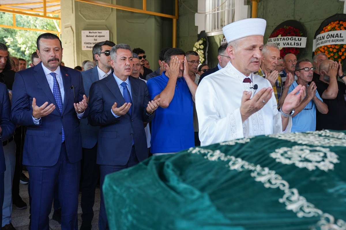 Balıkesir'in Sındırgı ilçesinde dün meydana gelen 6,1 büyüklüğündeki depremde yıkılan 3 katlı...