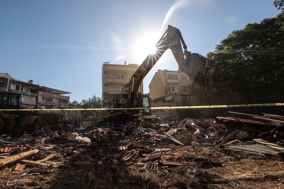 Balıkesir'in Sındırgı ilçesinde meydana gelen 6,1 büyüklüğündeki depremde yıkılan 3 katlı binada...