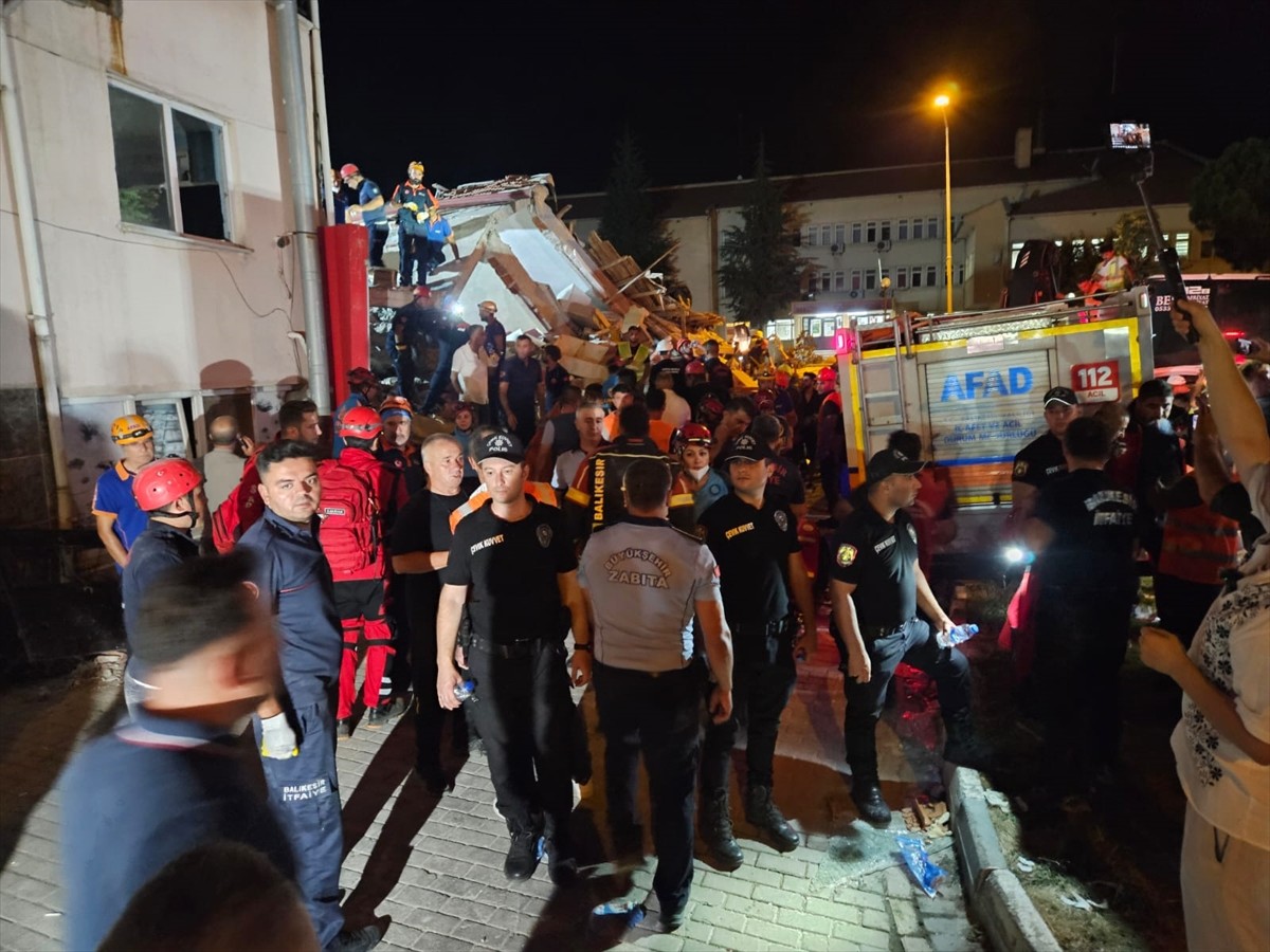 Balıkesir'in Sındırgı ilçesinde meydana gelen 6,1 büyüklüğündeki depremde yıkılan binanın...
