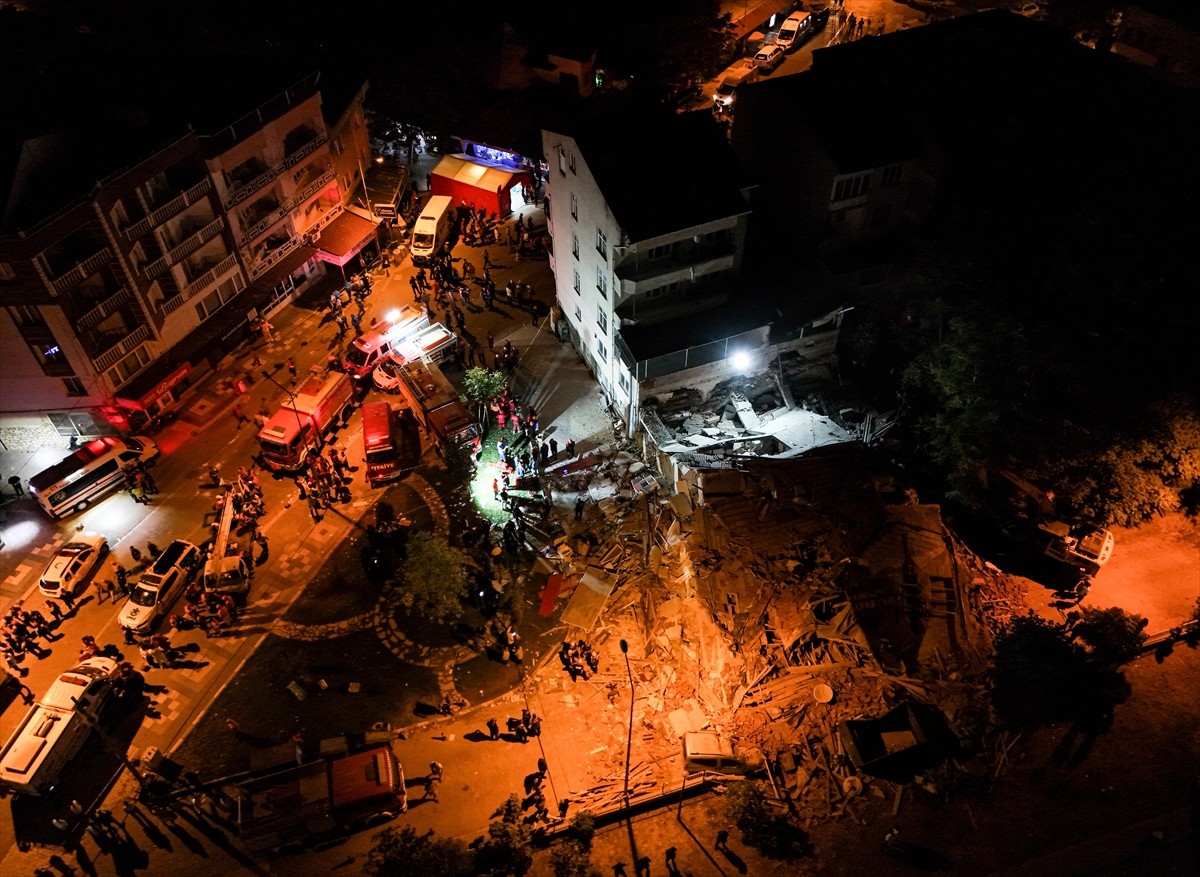 Balıkesir'in Sındırgı ilçesinde saat 19.53'te 6,1 büyüklüğünde deprem meydana geldi. Camikebir...