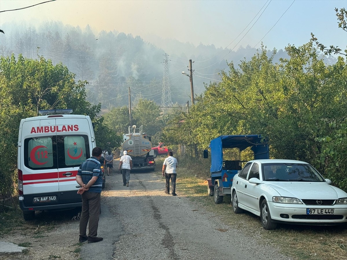  Bartın'da ormanlık alanda çıkan yangını kontrol altına almak için çalışmalar sürüyor.