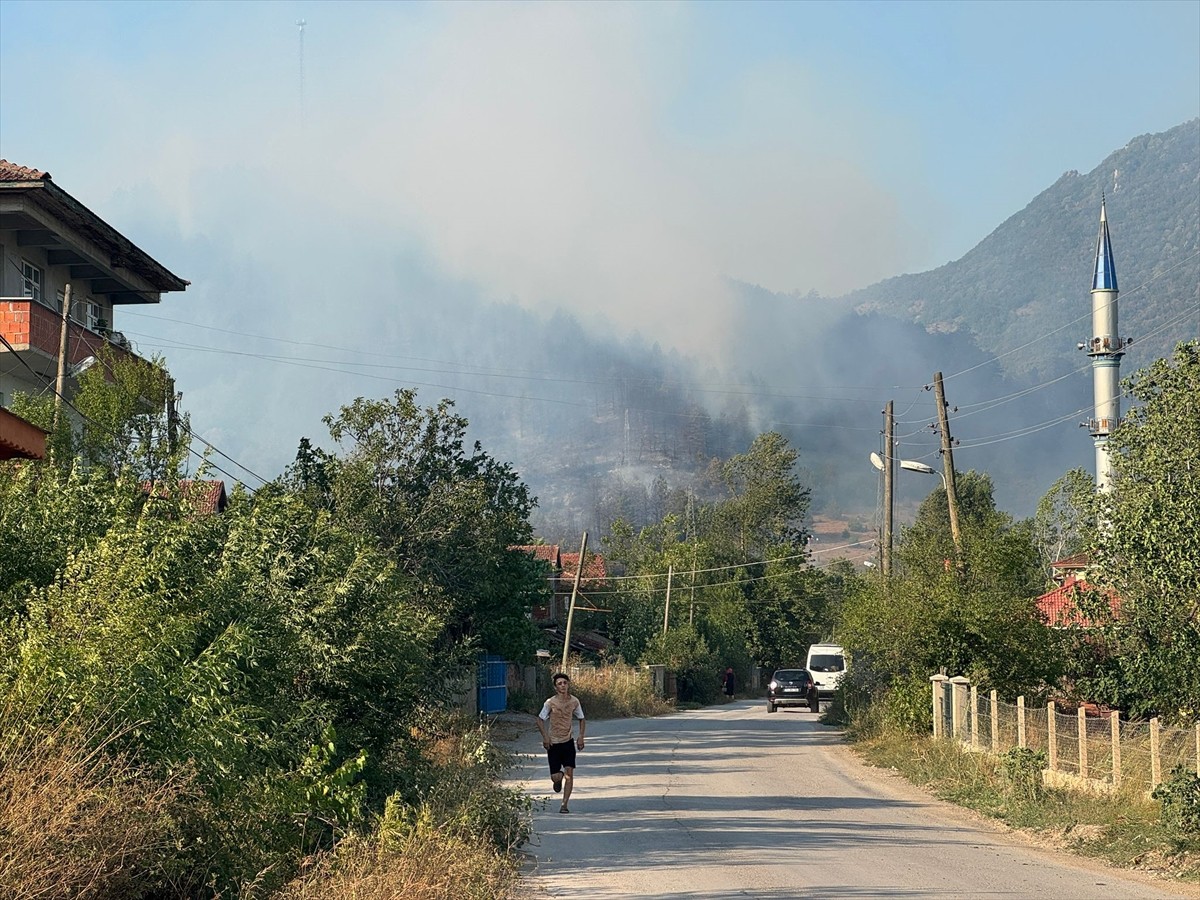  Bartın'da ormanlık alanda çıkan yangını kontrol altına almak için çalışmalar sürüyor.