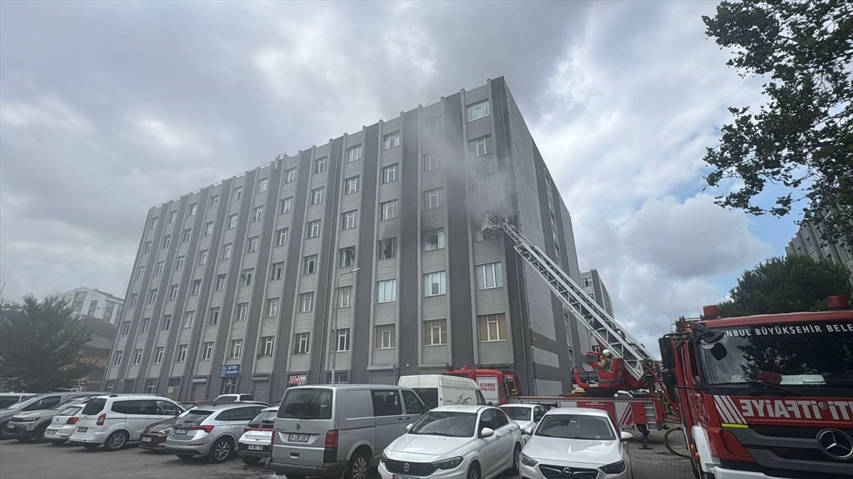 Başakşehir'de çorap imalathanesinde çıkan yangında hasar oluştu. İkitelli Organize Sanayi...