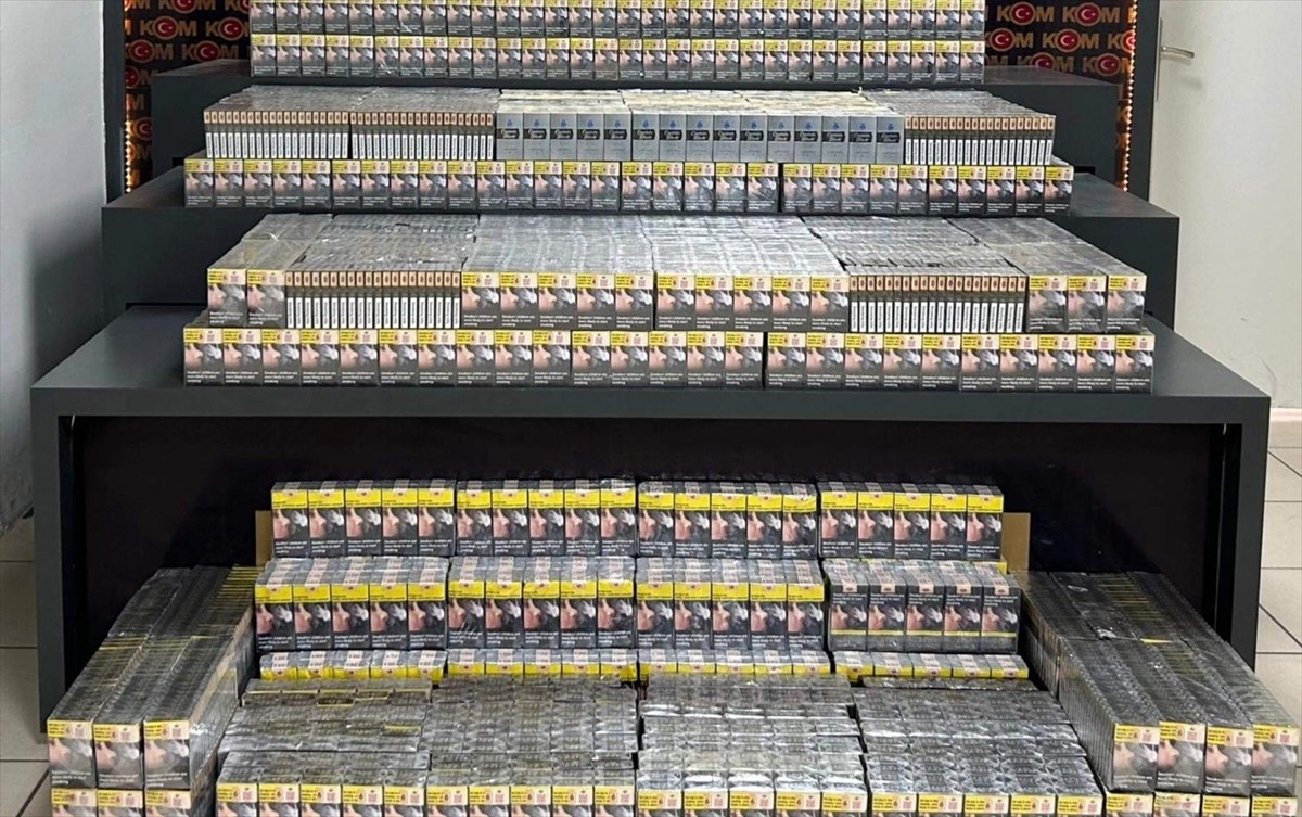 Batman'da kontrol noktasında durdurulan tırda kaçak 7 bin 200 paket sigara ele geçirildi.