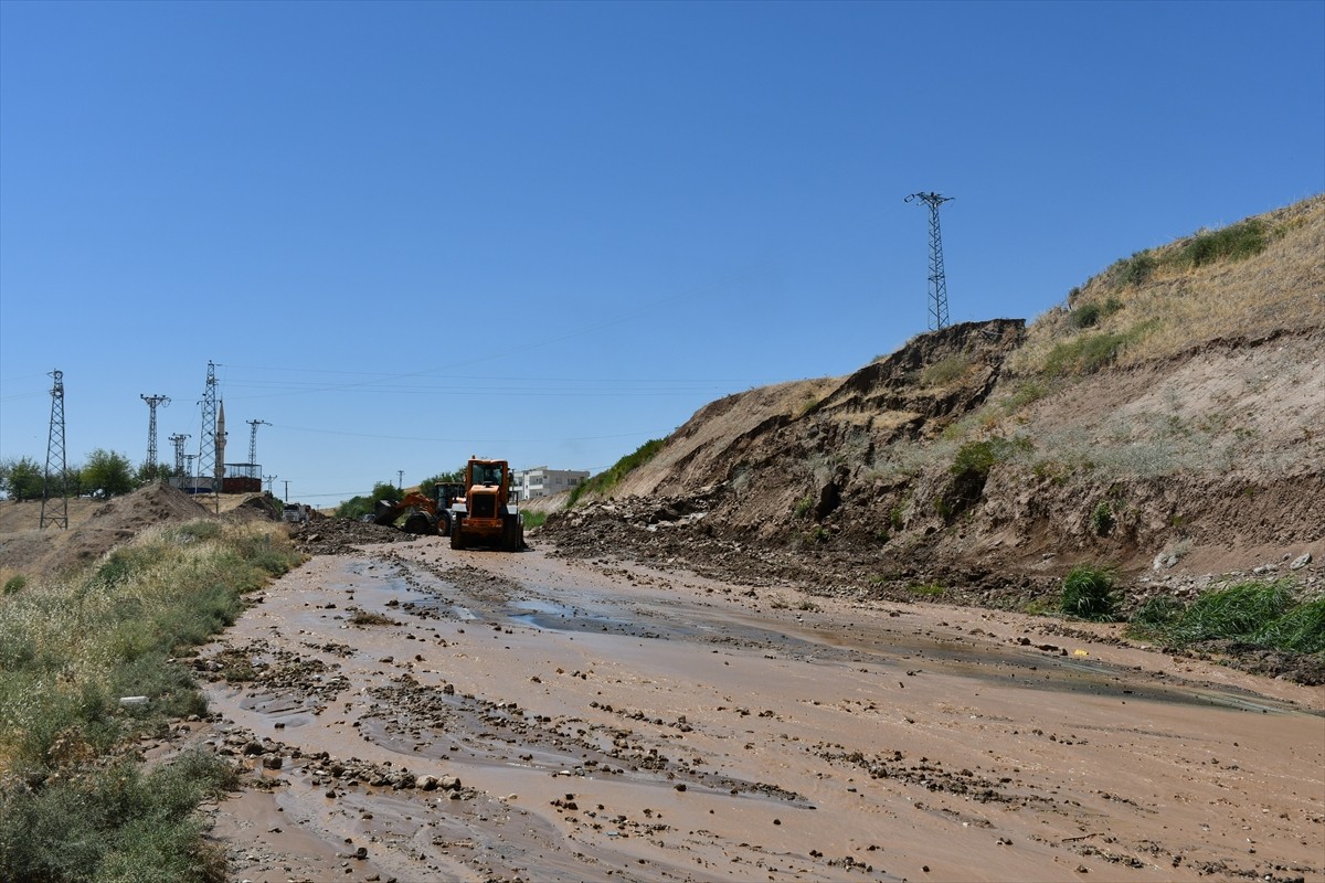 Batman'da yol çalışması sırasında hasar gören sulama kanalından akan su ve çamur nedeniyle...
