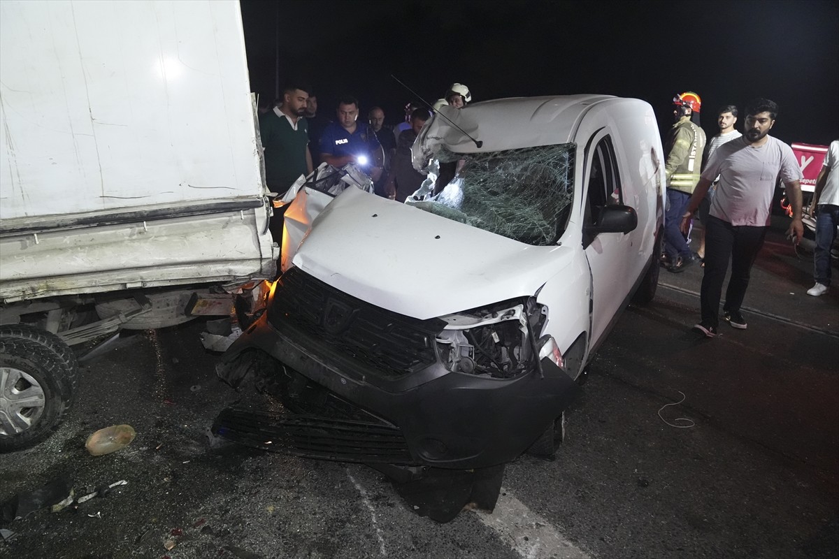 Bayrampaşa'da hafif ticari aracın park halindeki kamyonete çarpması sonucu 1'i ağır 3 kişi...