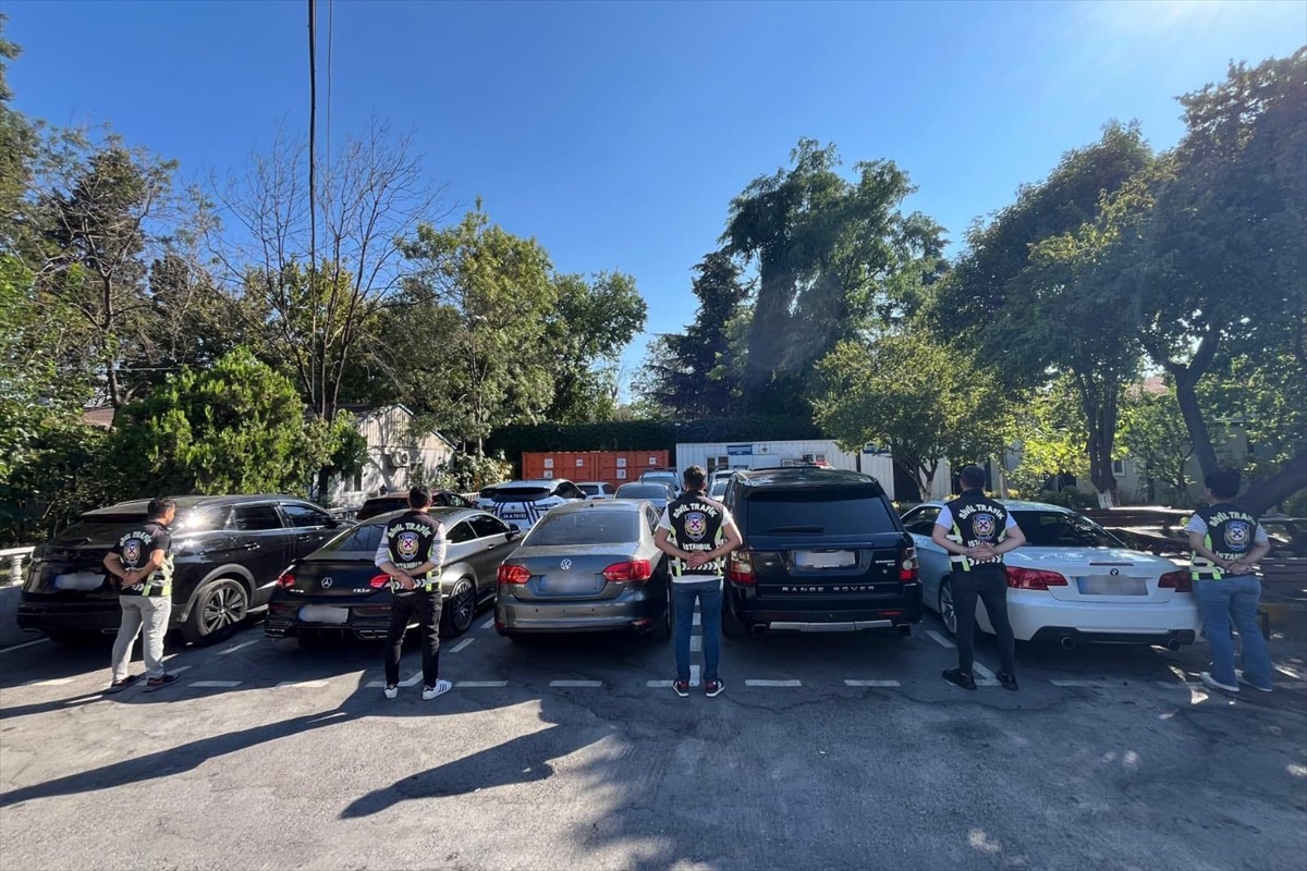 Bayrampaşa'da konvoy yaparak trafiği tehlikeye düşüren 9 sürücüye cezai işlem uygulandı.