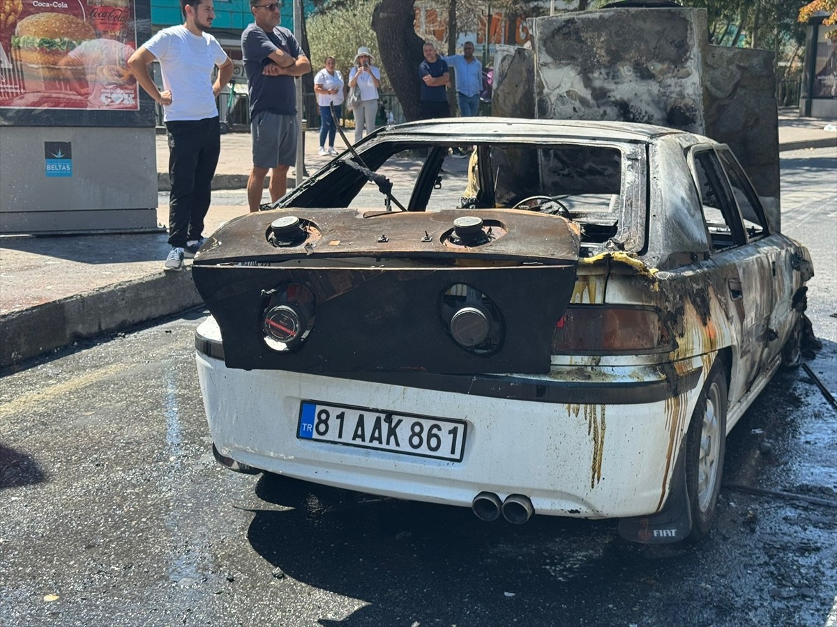 Beşiktaş'ta, yangın çıkan otomobil kullanılamaz hale geldi. Polis caddeyi trafiğe kapatarak...