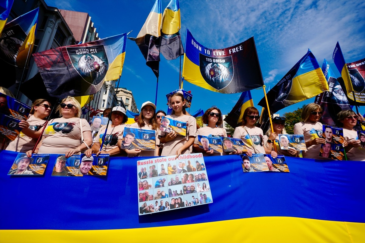 Beyoğlu'nda Ukraynalı bir grup, Rusya ile savaşta esir düşen askerler için eylem yaptı. Şişhane...