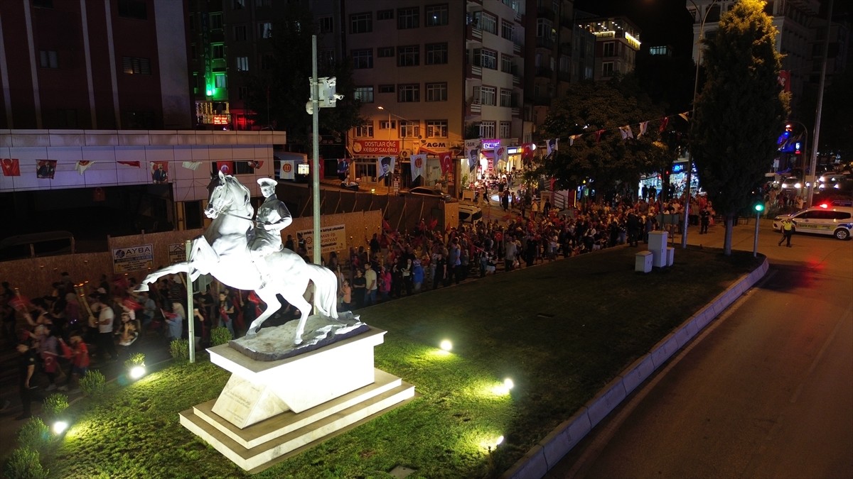 Bilecik'te, 30 Ağustos Zafer Bayramı'nın 103. yılı dolayısıyla fener alayı düzenlendi.