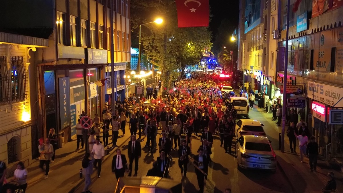 Bilecik'te, 30 Ağustos Zafer Bayramı'nın 103. yılı dolayısıyla fener alayı düzenlendi.