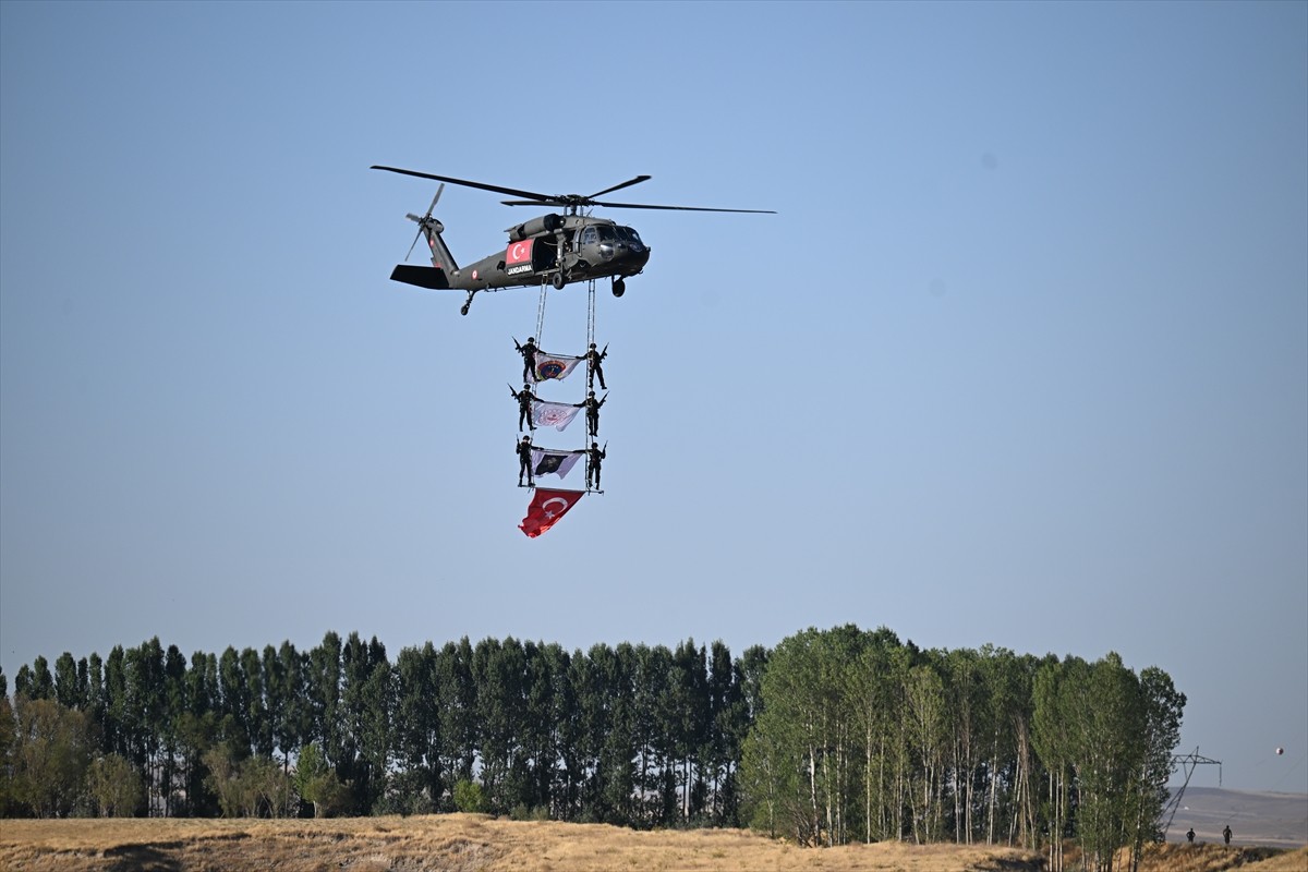 Bitlis'in Ahlat ilçesinde düzenlenen Malazgirt Zaferi'nin 954. yıl dönümü kutlamalarında Jandarma...
