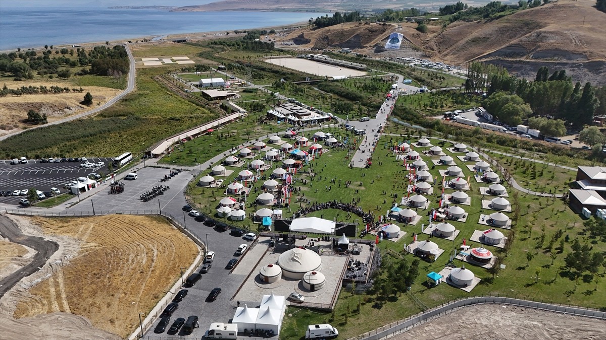 Bitlis'in Ahlat ilçesinde Malazgirt Zaferi'nin 954. yıl dönümü etkinlikleri, düzenlenen programla...