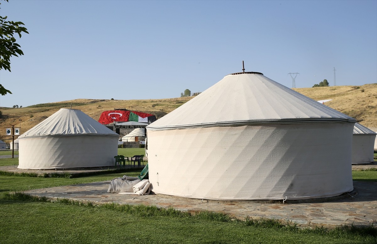 Bitlis'in Ahlat ilçesinde Türklerin Anadolu'ya girişini sağlayan Malazgirt Zaferi'nin 954. yıl...
