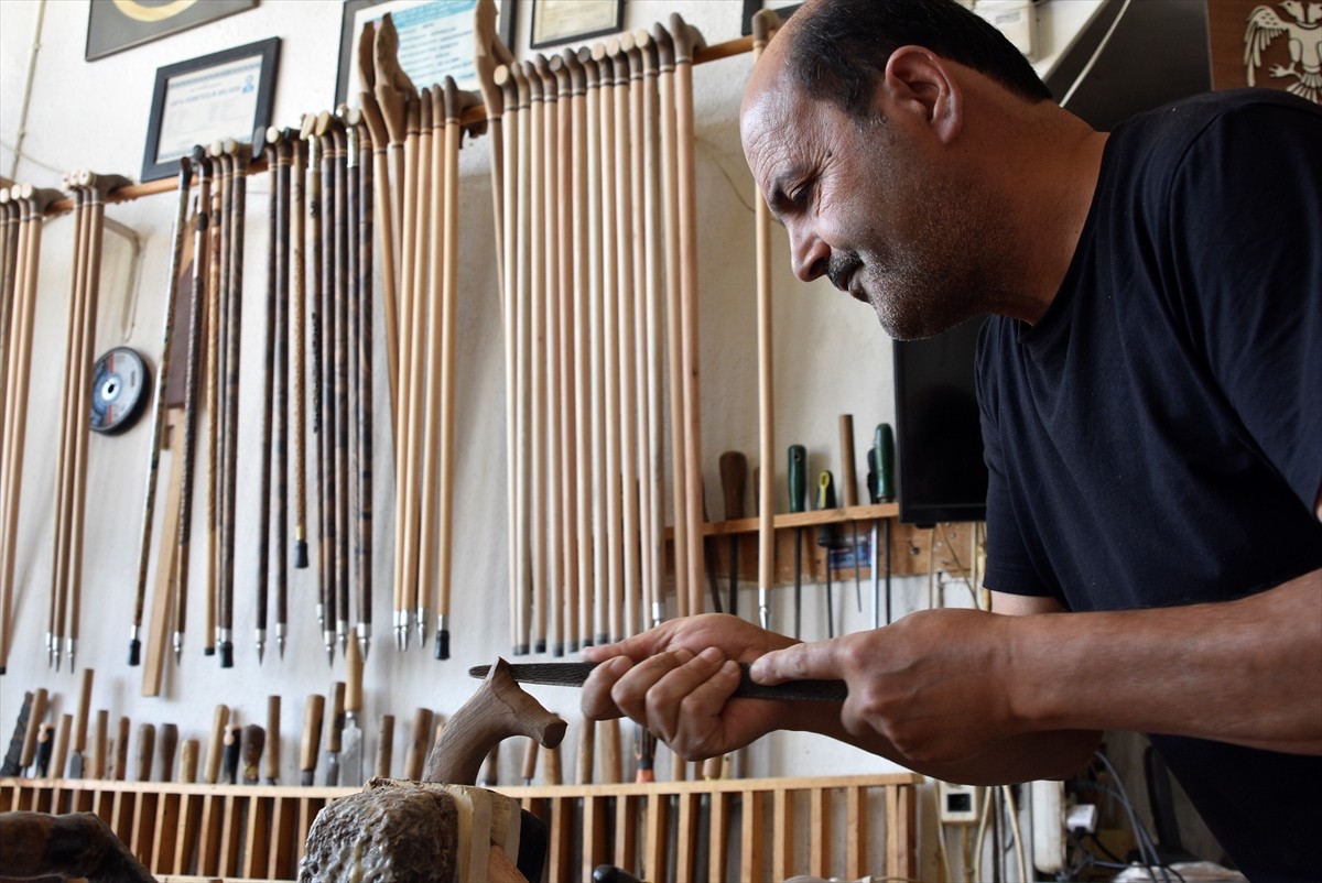 Bitlis'in Ahlat ilçesinde yaşayan baston ustası Refa Gökbulak, Malazgirt Zaferi'nin 954'üncü yıl...