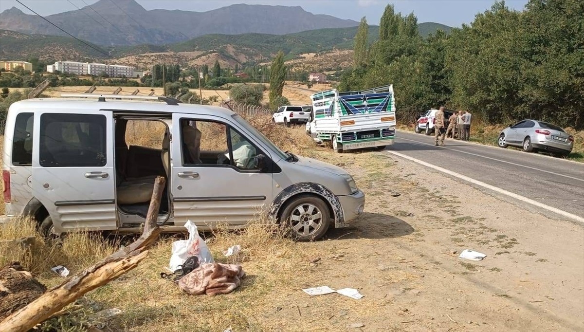 Bitlis'in Hizan ilçesinde kamyonet ile hafif ticari aracın çarpışması sonucu 5 kişi...