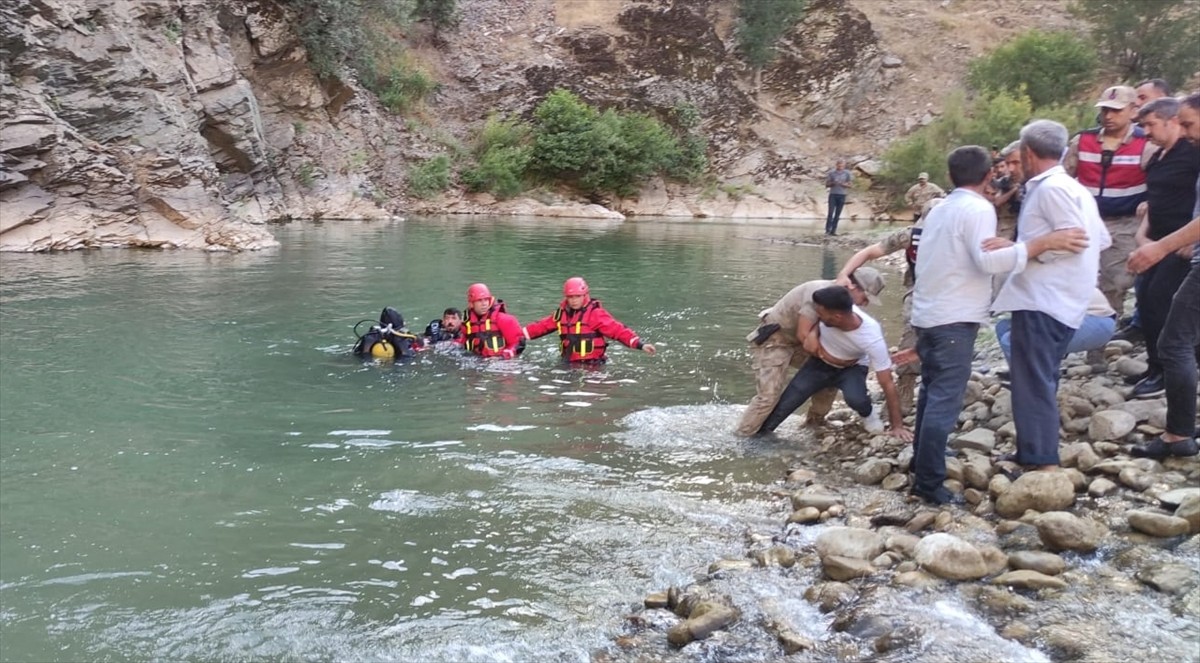 Bitlis'in Mutki ilçesinde 21 yaşındaki genç serinlemek için girdiği derede boğuldu.