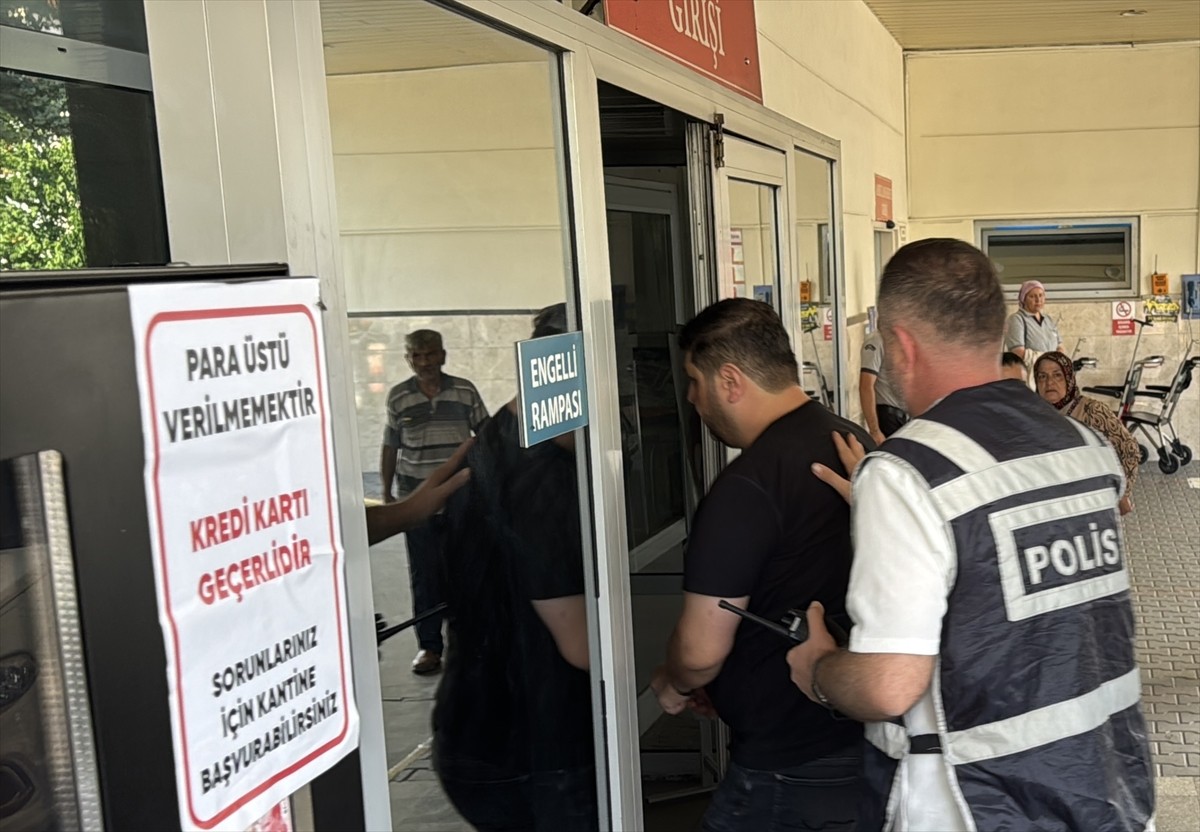 Bolu'da, bir kişiyi evinin önünde darbettikleri iddiasıyla gözaltına alınan iş insanı ve şoförü...