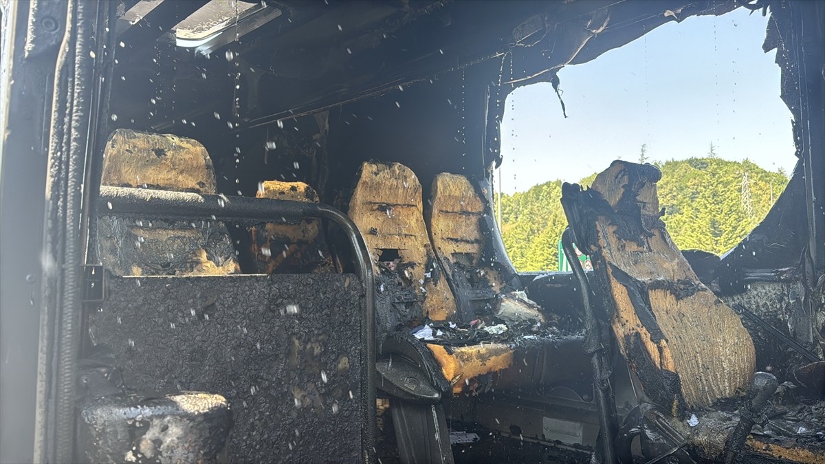 Bolu'da seyir halindeki midibüste çıkan yangın söndürüldü.