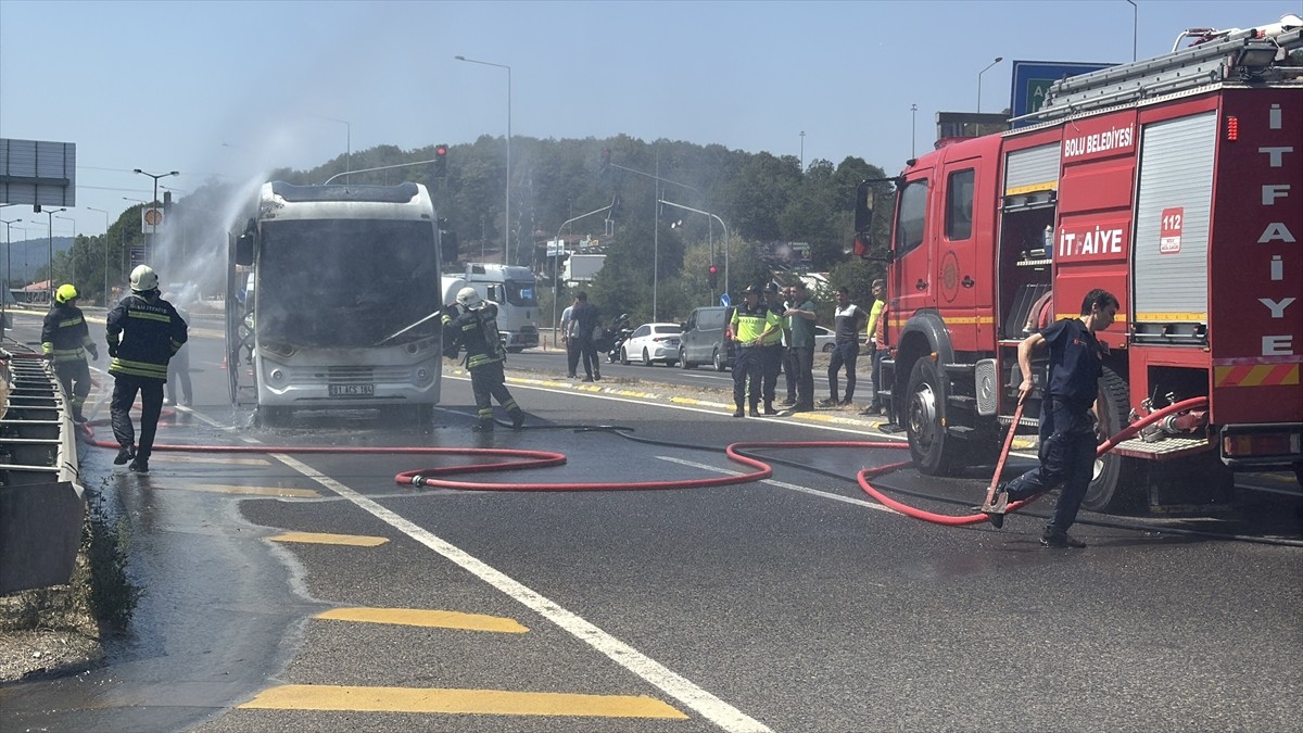 Bolu'da seyir halindeki midibüste çıkan yangın söndürüldü.